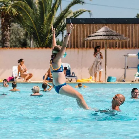 Mobil Avec Terrasse Pour 6 Personnes à Dolus-d'oléron - Api-1-52-1441 *